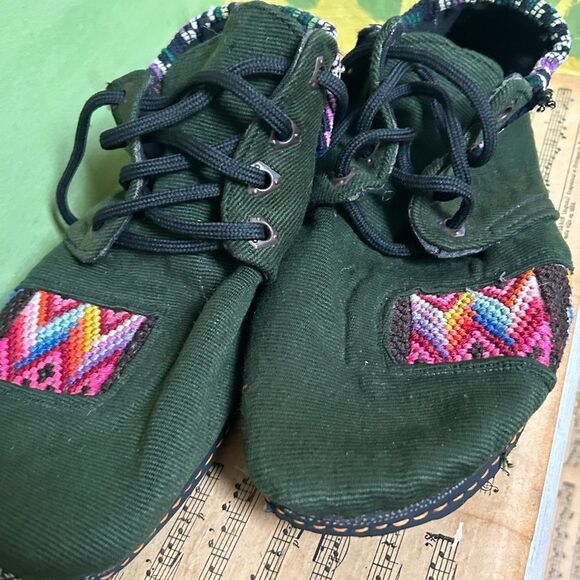 Embroidered Green Women's Shoes tagged as 8.5, but fit more like a 9 or 9.5 - Picture 7 of 16